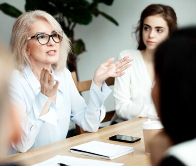 Eine blonde Frau in einem Meeting