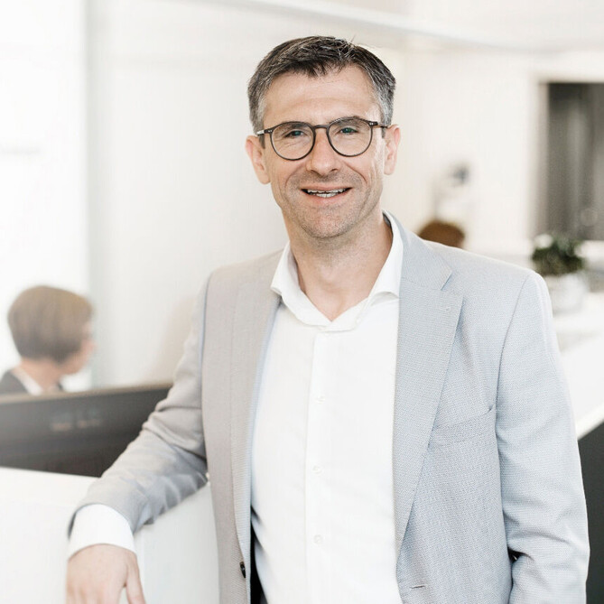 Mehemet Cetintuerk posiert vor der Kamera