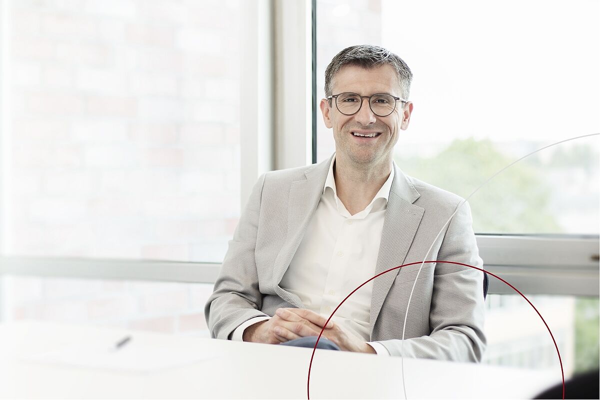 mehmet centintürk sitzt am weißen schreibtisch